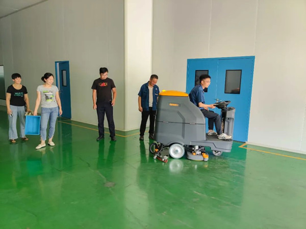 洗地機(jī)廠(chǎng)家告訴你駕駛式洗地機(jī)的主要特點(diǎn)